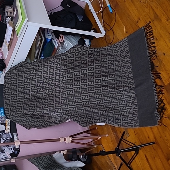 Scarf/ shawl - Picture 4 of 5